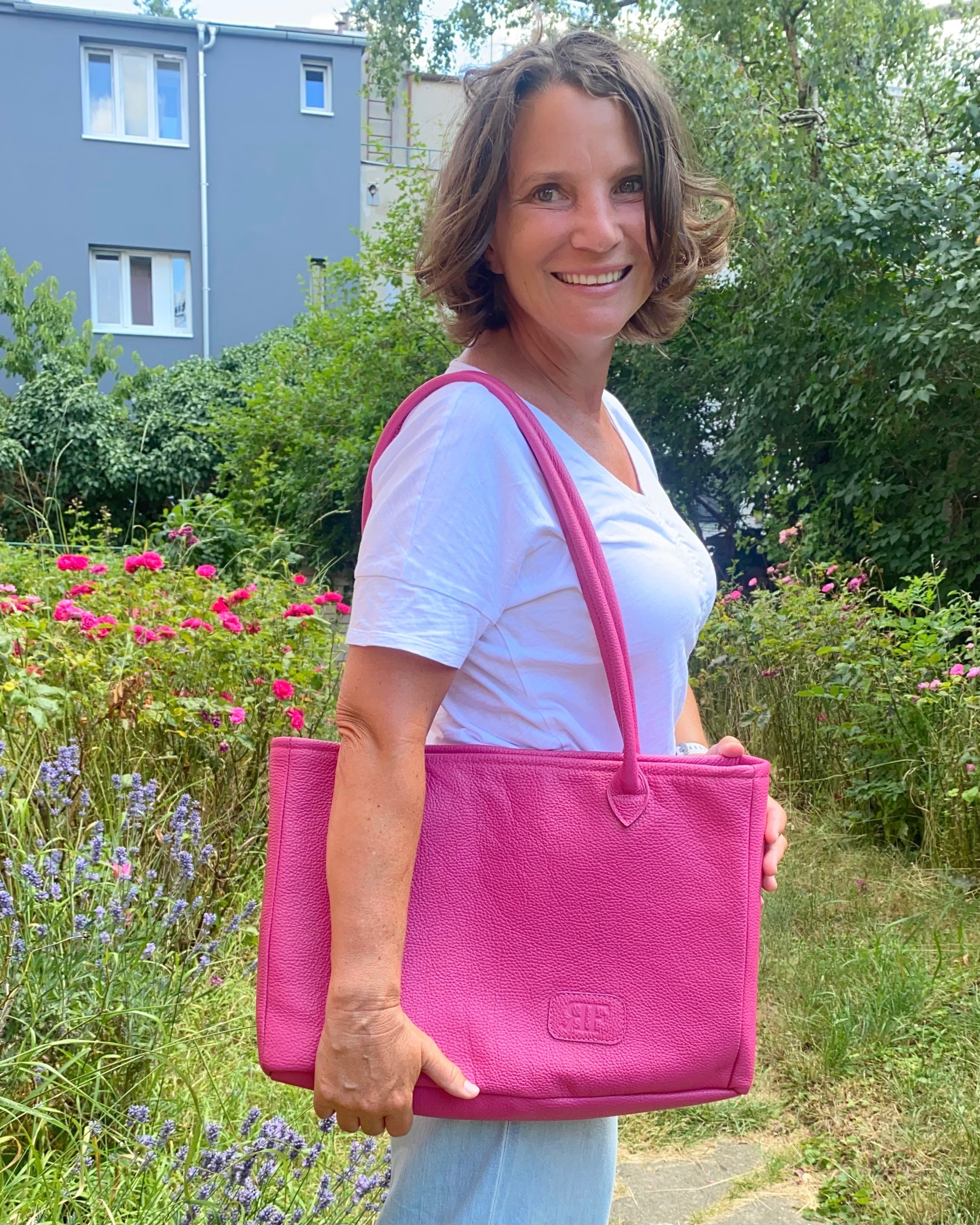 Handmade Leather Tote Bags – Stylish, Durable & Made in Prague